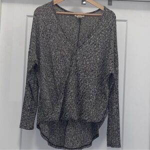 ❤️ R2D APPAREL Black and White High Low Top - Size Medium